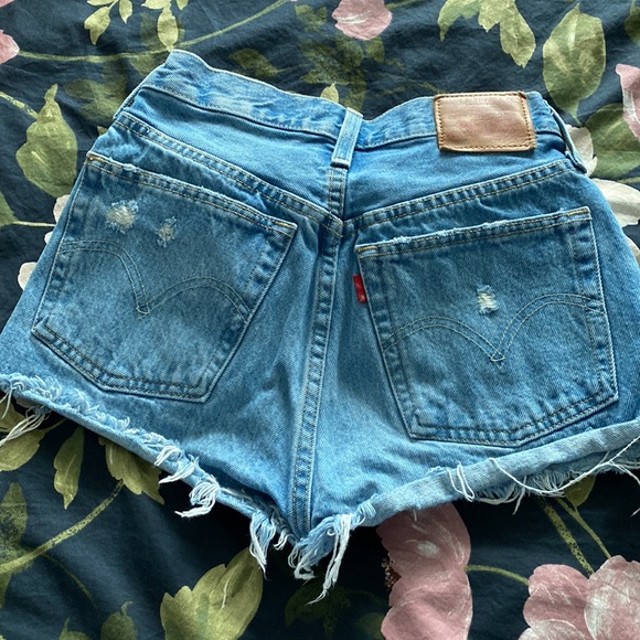 Levi’s 501 Shorts - Picture 2 of 4
